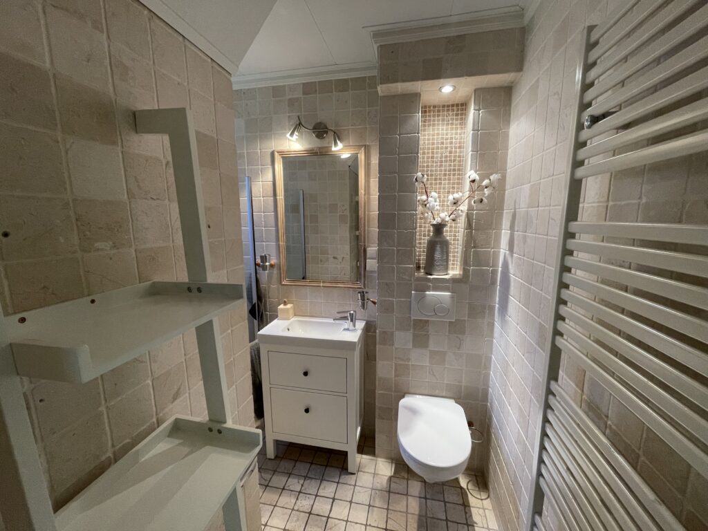 Vakantiehuis De Zeerob Lauwersoog Badkamer beneden