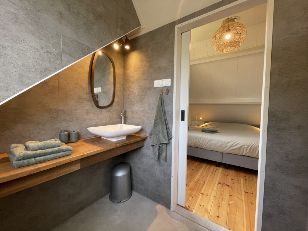 Badkamer op de eerste etage van Vakantiehuis De Zeerob