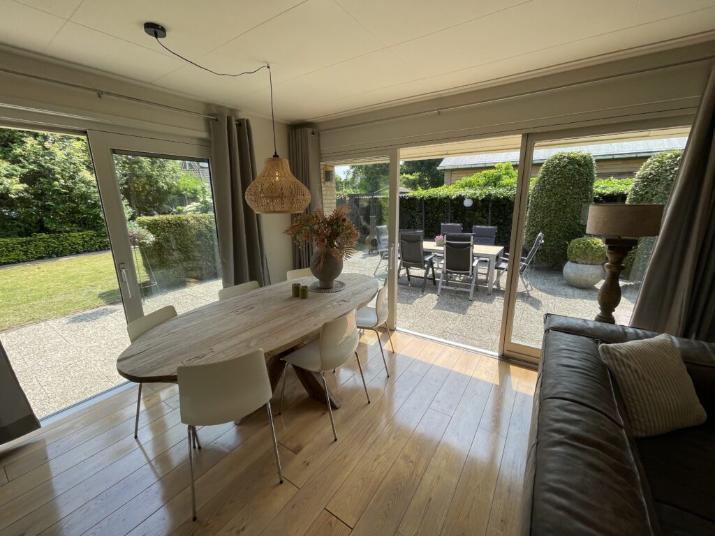 Vakantiehuis De Zeerob Lauwersoog Eettafel