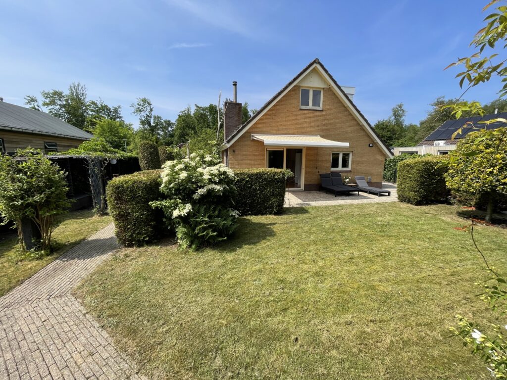 Vakantiehuis De Zeerob Lauwersoog Huis en tuin