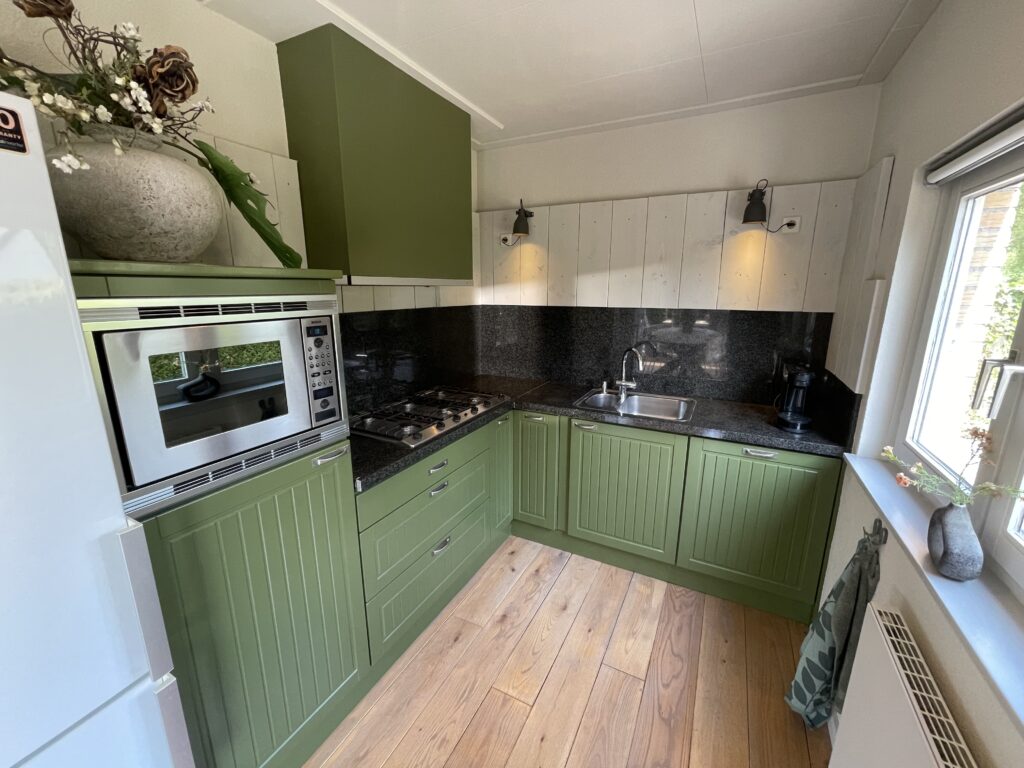 Groene open keuken in Vakantiehuis De Zeerob in Lauwersoog.