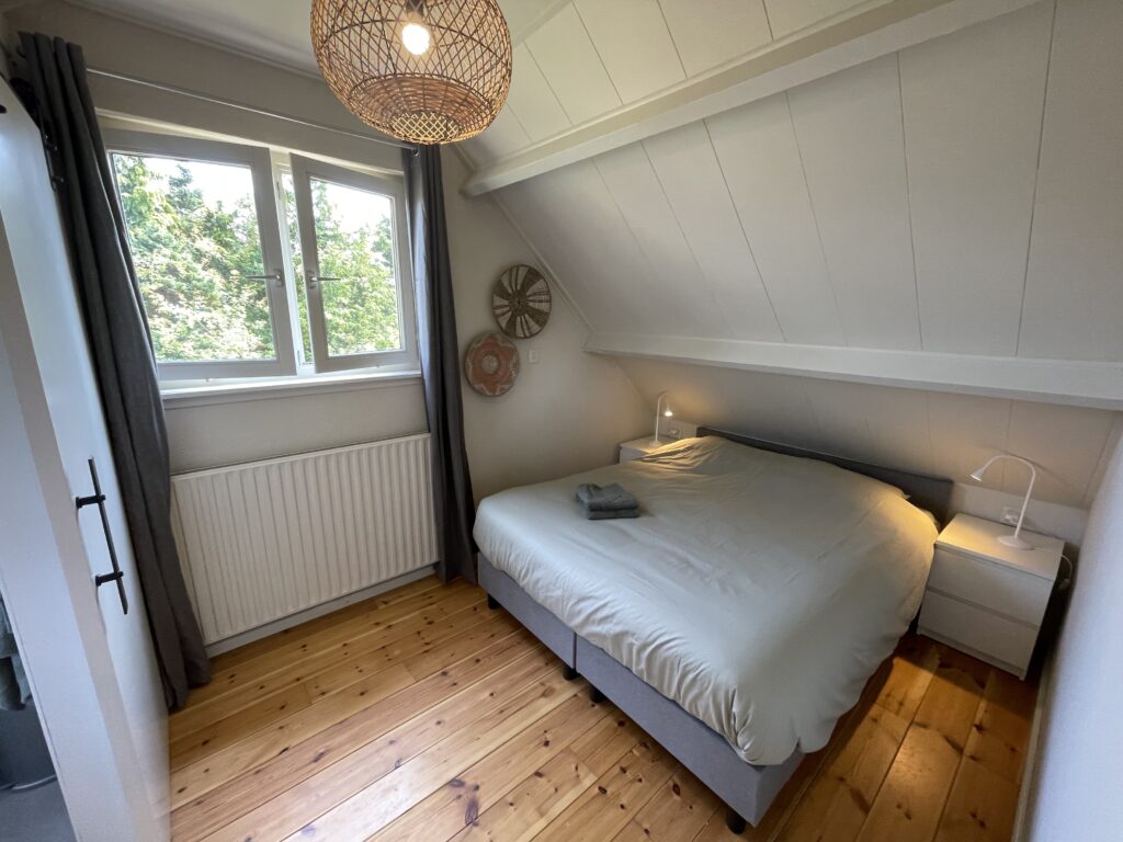 Knusse masterbedroom in Vakantiehuis De Zeerob in Lauwersoog.