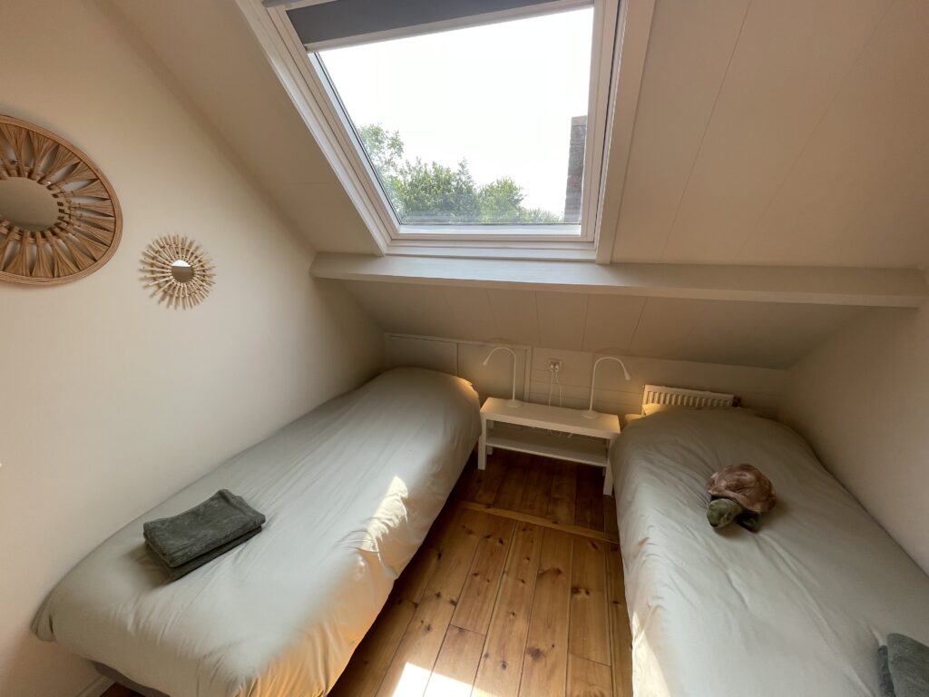 Vakantiehuis De Zeerob Lauwersoog Slaapkamer met twee enkele bedden