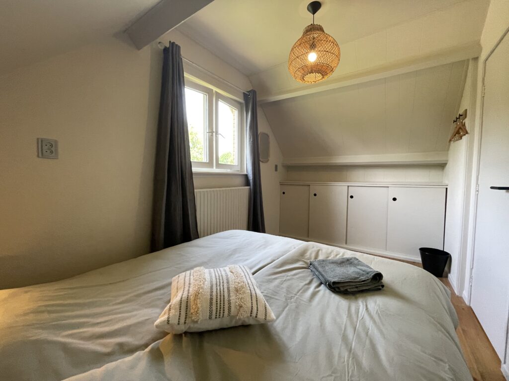 Vakantiehuis De Zeerob Lauwersoog Slaapkamer met tweepersoonsbed