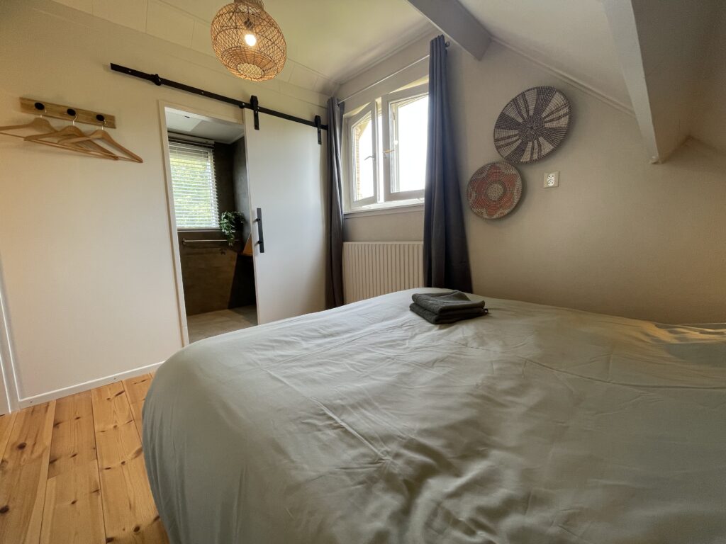 Vakantiehuis De Zeerob Lauwersoog Slaapkamer met badkamer