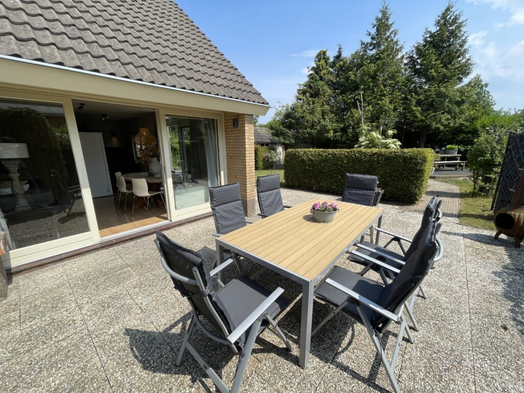 Vakantiehuis De Zeerob Lauwersoog Terras