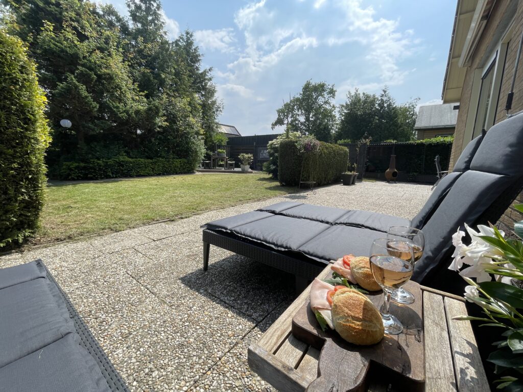 Tuin gedeelte van Vakantiehuis De Zeerob in Lauwersoog.