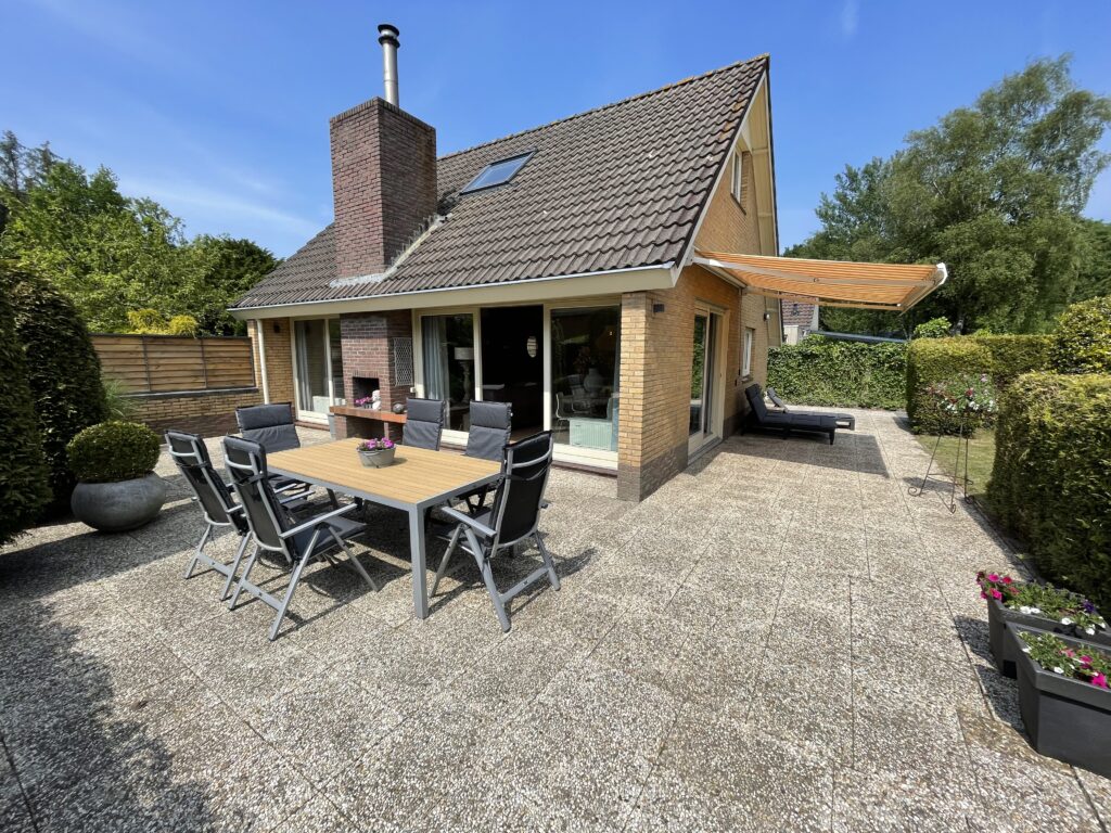 Vakantiehuis De Zeerob Lauwersoog Zithoek buiten