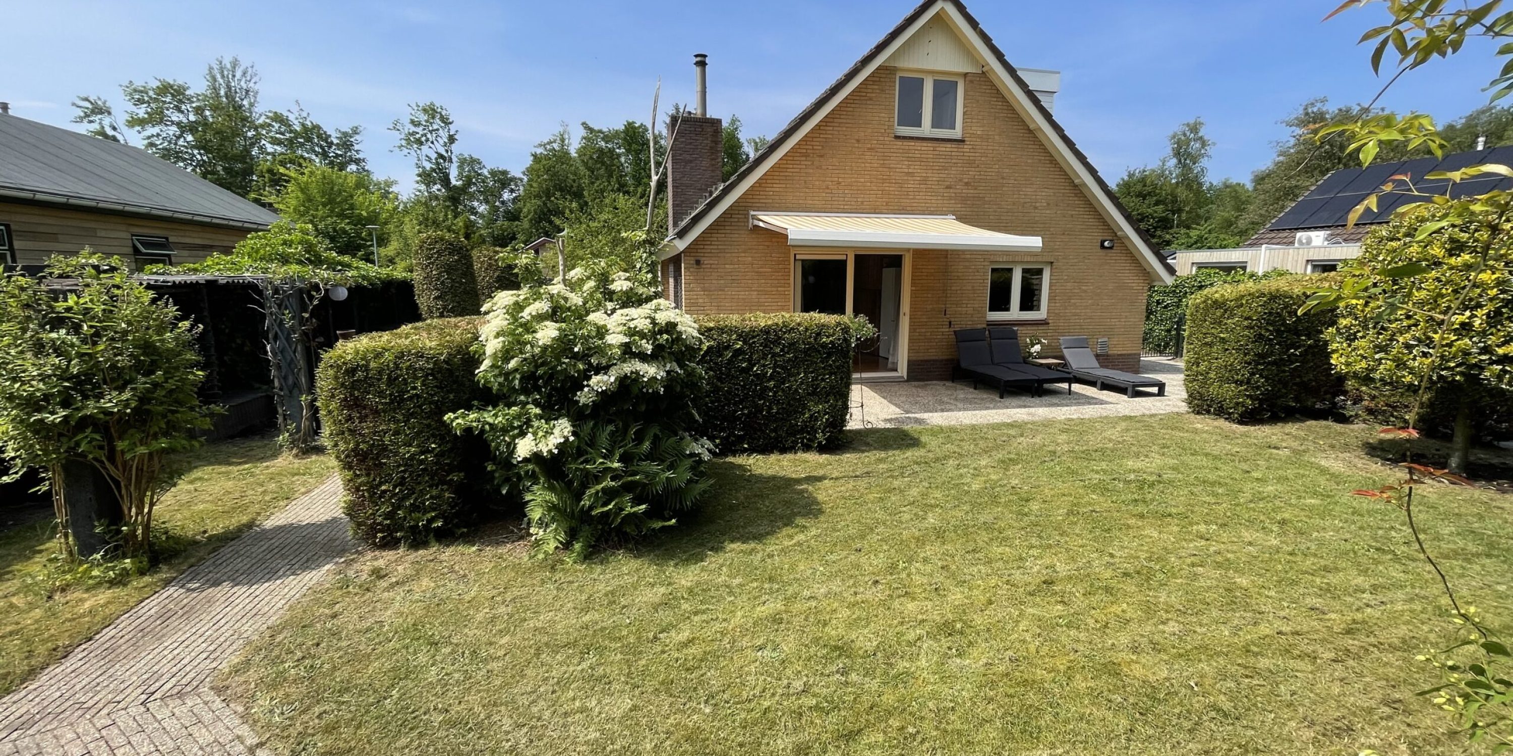 Vakantiehuis De Zeerob Lauwersoog Huis en tuin